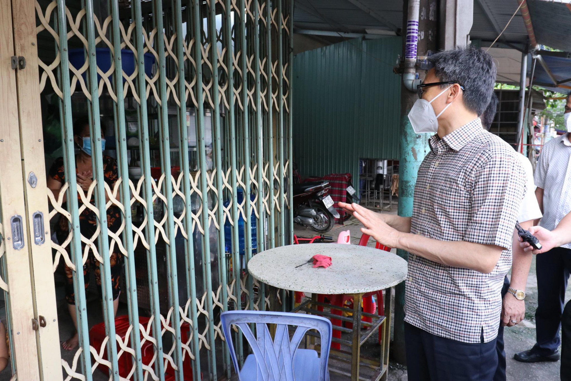 Ph&oacute; Thủ tướng tr&ograve; chuyện v&agrave; động vi&ecirc;n người d&acirc;n c&ugrave;ng nh&agrave; nước chống dịch