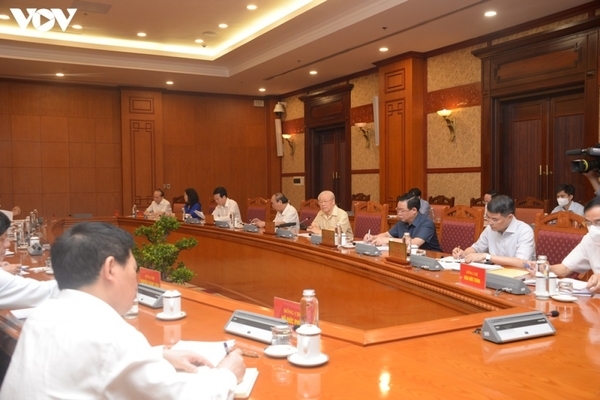 ổng B&iacute; thư Nguyễn Ph&uacute; Trọng chủ tr&igrave; buổi l&agrave;m việc với tập thể l&atilde;nh đạo chủ chốt về c&ocirc;ng t&aacute;c ph&ograve;ng chống dịch COVID-19