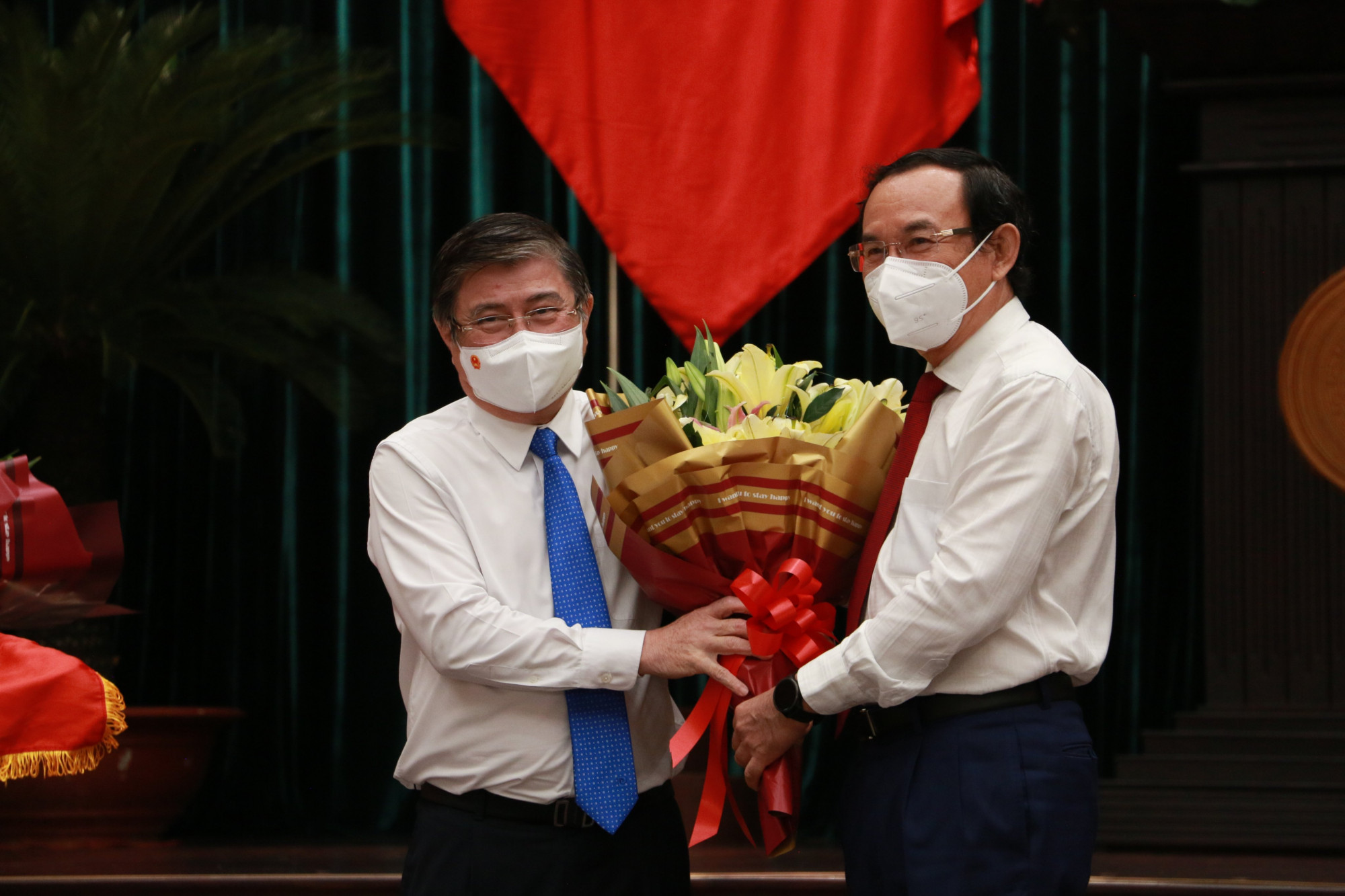 B&iacute; thư th&agrave;nh ủy TPHCM Nguyễn Văn N&ecirc;n cảm ơn v&agrave; ch&uacute;c &ocirc;ng Nguyễn Th&agrave;nh Phong nhận nhiệm vụ c&ocirc;ng t&aacute;c mới 
