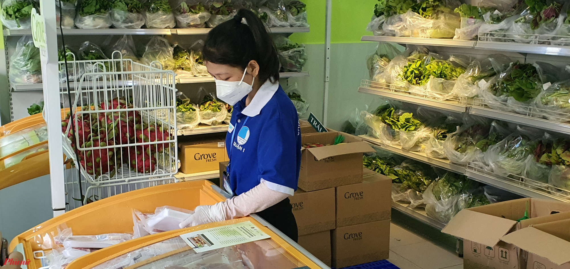 C&aacute;d đo&agrave;n thể c&ugrave;ng tham gia thực hiện nhiệm vụ đi chợ gi&uacute;p d&acirc;n 