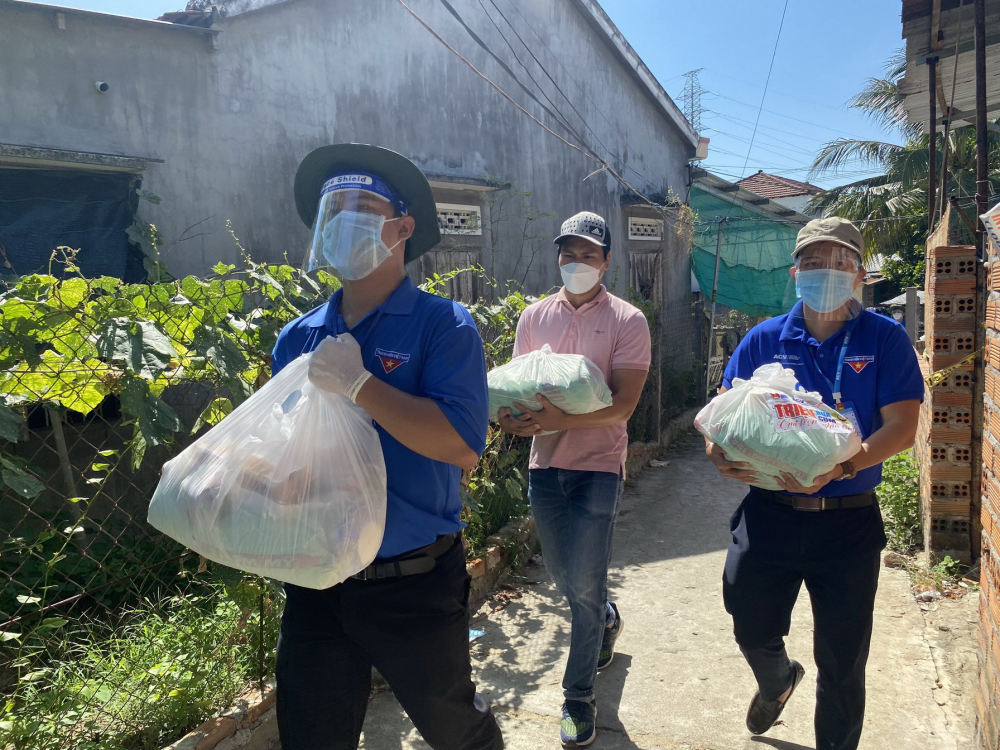 C&aacute;c t&igrave;nh nguyện vi&ecirc;n đem từng phần nhu yếu phẩm đến từng nh&agrave; để trao cho người d&acirc;n, c&ocirc;ng nh&acirc;n, người lao động tại c&aacute;c khu trọ