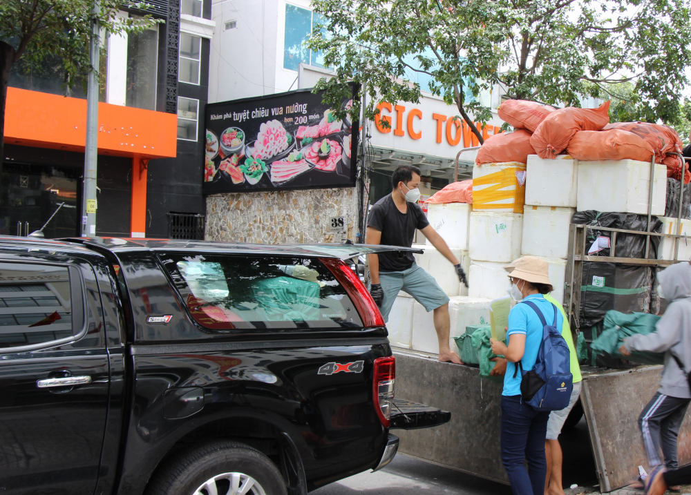H&agrave;ng h&oacute;a tiếp tế của tỉnh H&agrave; Giang nhanh ch&oacute;ng được chia đến 21 quận, huyện v&agrave; TP. Thủ Đức.