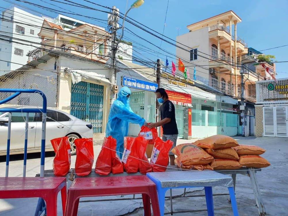 Những suất qu&agrave; được trao đến cho người d&acirc;n khu vực phong tỏa