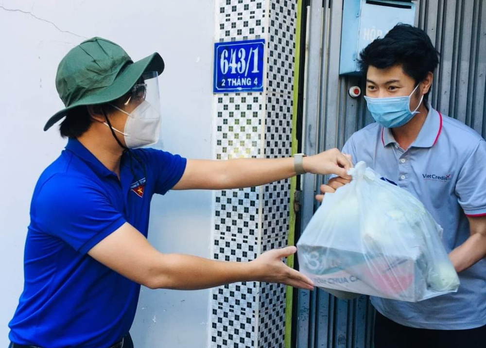 Anh B&ugrave;i Ho&agrave;i Nam, B&iacute; thư Tỉnh đo&agrave;n tặng qu&agrave; cho người d&acirc;n khu trọ phường Vĩnh Thọ
