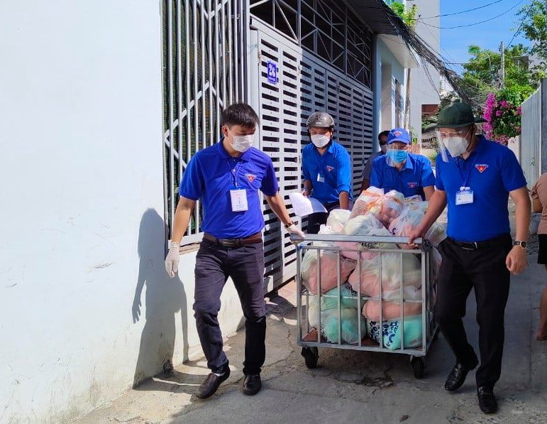 Với phương ch&acirc;m &ldquo;đi từng ng&otilde;, g&otilde; cửa từng nh&agrave;&rdquo;, hoạt động nhằm chung tay gi&uacute;p người d&acirc;n vượt qua kh&oacute; khăn do đại dịch Covid-19 g&acirc;y ra