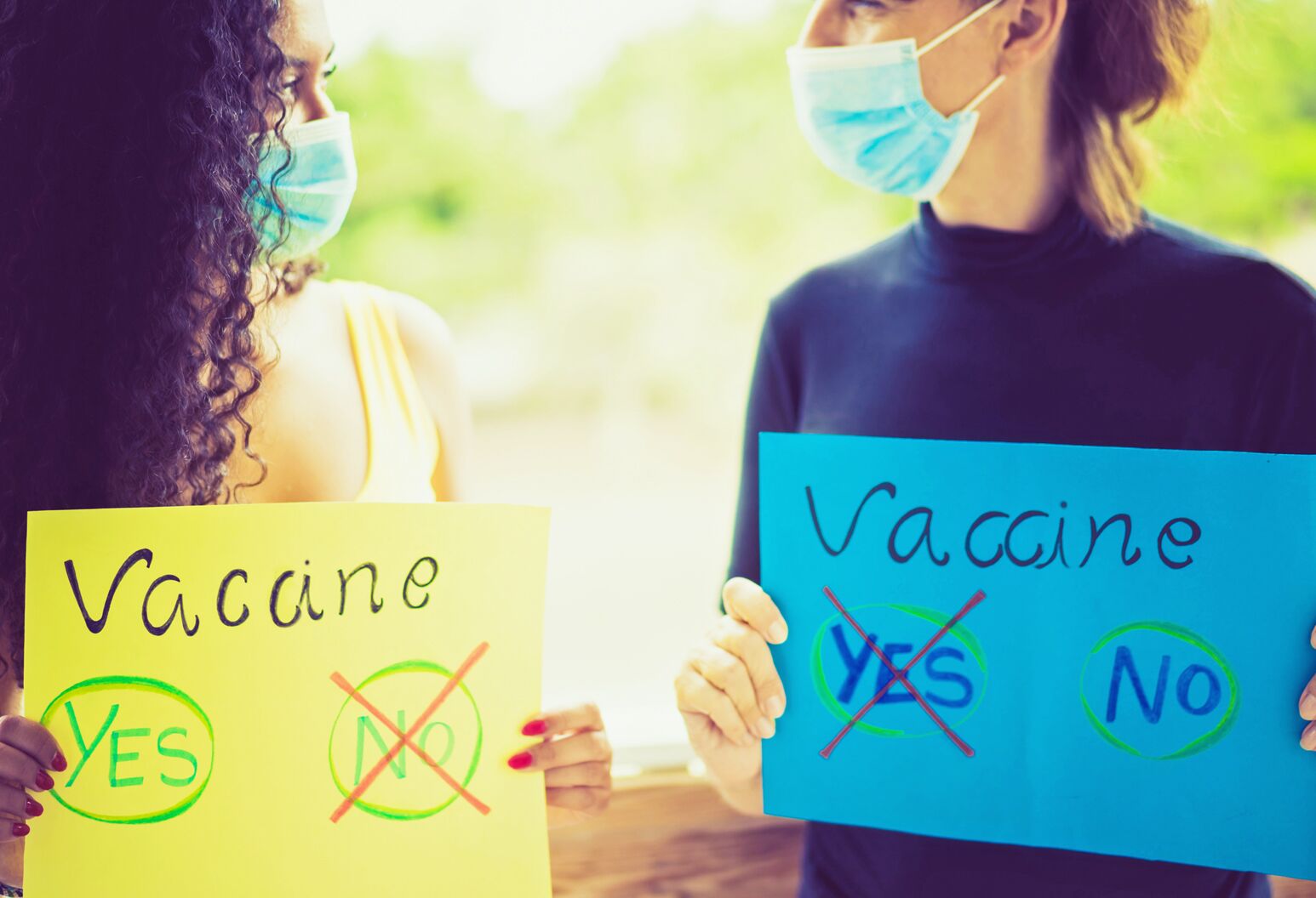 Bất đồng quan điểm về chủ đề vắc xin COVID-19 khiến nhiều mối quan hệ bạn b&egrave; bị đổ vỡ - Ảnh: Northwell Health