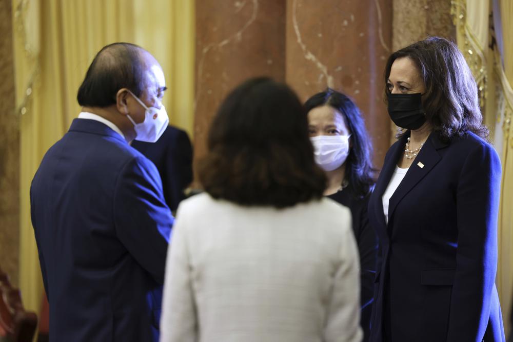 Chủ tịch nước Nguyễn Xu&acirc;n Ph&uacute;c ch&agrave;o mừng Ph&oacute; Tổng thống Mỹ Kamala Harris (phải) trong cuộc gặp song phương tại Phủ Chủ tịch h&ocirc;m 25/8