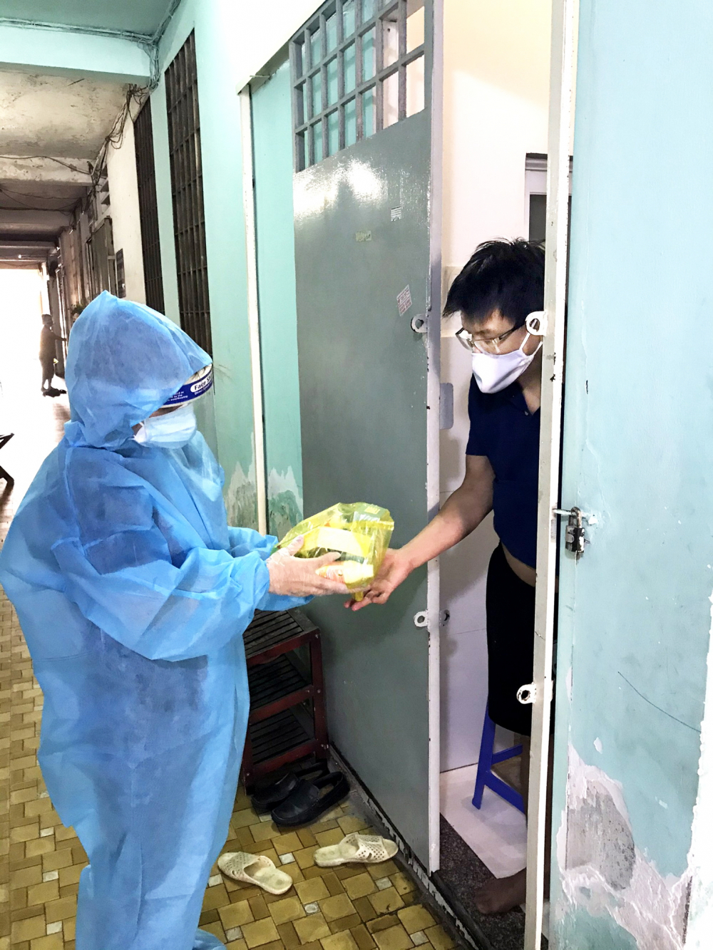 B&aacute;c sĩ Học viện Qu&acirc;n y tham gia Trạm y tế lưu động đến kh&aacute;m chữa bệnh tại nh&agrave; cho người mắc COVID-1 ở phường 14, quận T&acirc;n B&igrave;nh Ảnh: Ho&agrave;ng Tuyết