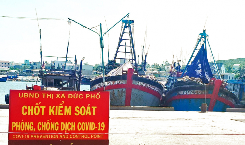Dịch COVID-19 k&eacute;o d&agrave;i khiến hoạt động đ&aacute;nh bắt c&aacute; ở v&ugrave;ng biển miền Trung gặp nhiều kh&oacute; khăn - ẢNH: L&Ecirc; PH&Uacute;C