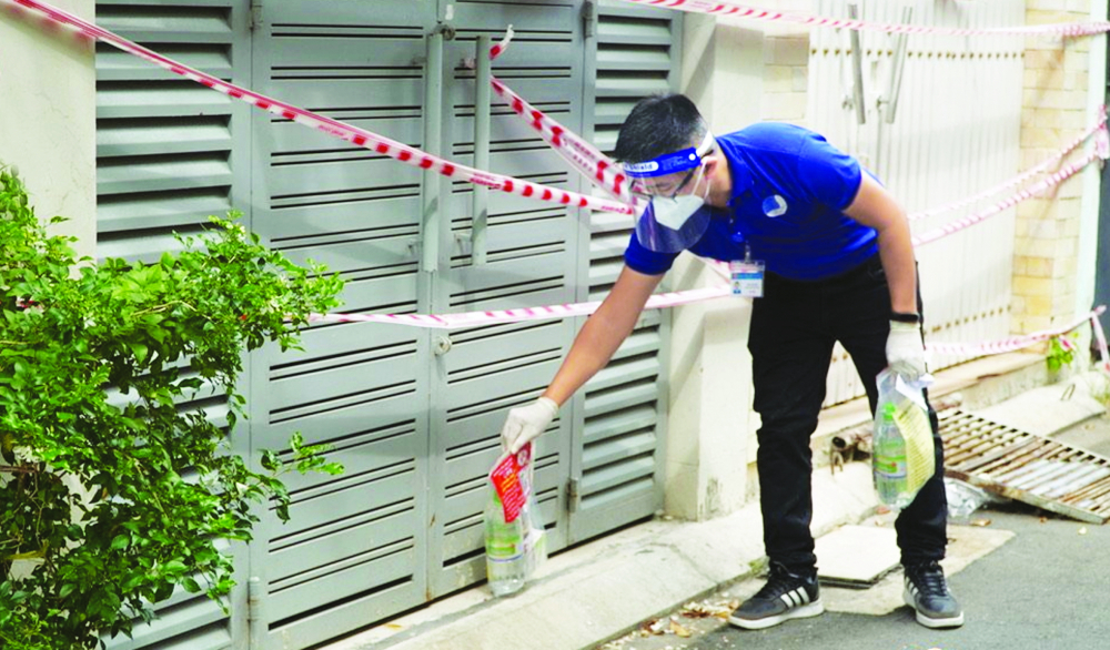 C&aacute;c t&igrave;nh nguyện vi&ecirc;n ở Q.T&acirc;n B&igrave;nh mang thuốc đến hỗ trợ F0 điều trị tại nh&agrave; ẢNH: HCDC