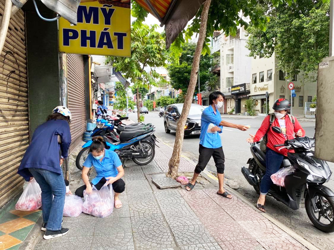 Một số kh&aacute;ch đang mua thịt tại một điểm b&aacute;n tự ph&aacute;t ở Q.1 - ẢNH: QUỐC TH&Aacute;I 