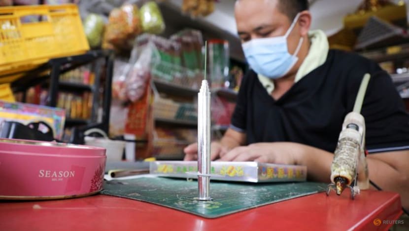 &Ocirc;ng Raymond Shieh đang sản xuất bộ ti&ecirc;m vắc xin bằng giấy 