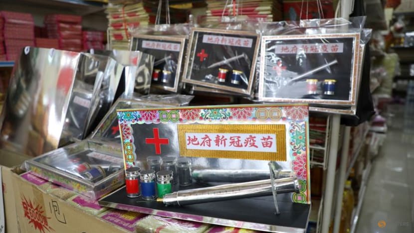 Bộ ống ti&ecirc;m v&agrave; hai lọ vắc xin COVID-19 l&agrave;m bằng giấy