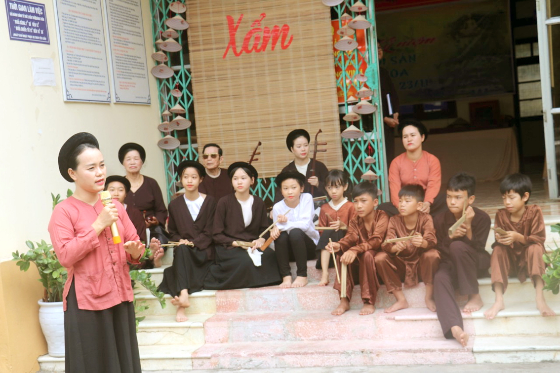 Nghệ sĩ Thu Phương v&agrave; c&aacute;c học tr&ograve;