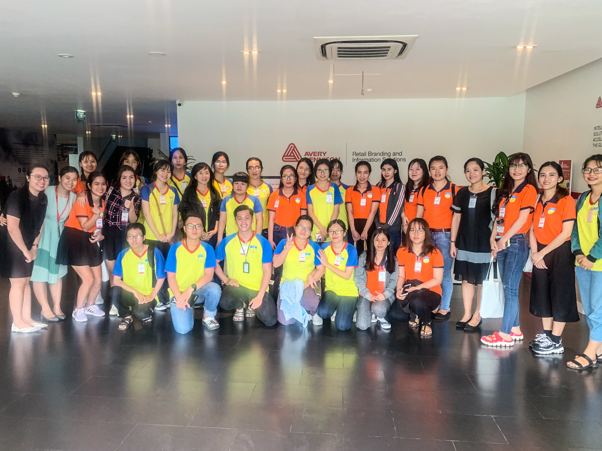 Sinh vi&ecirc;n Ng&ocirc;n ngữ Anh HUTECH tham quan kiến tập tại C&ocirc;ng ty Avery Dennison  - Ảnh: HUTECH