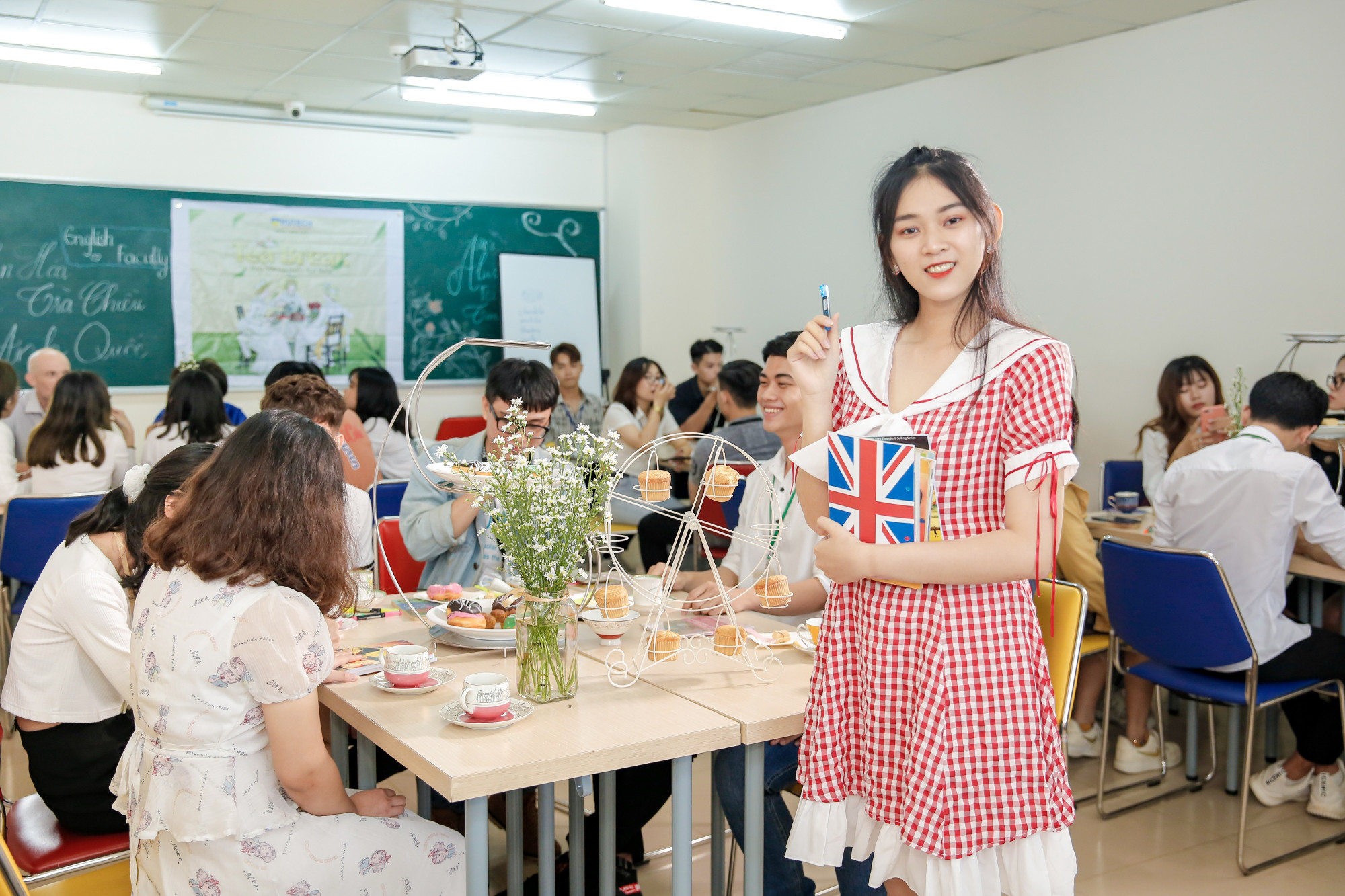 Ng&agrave;nh Ng&ocirc;n ngữ Anh - cầu nối hội nhập cho thế hệ sinh vi&ecirc;n Gen Z - Ảnh: HUTECH