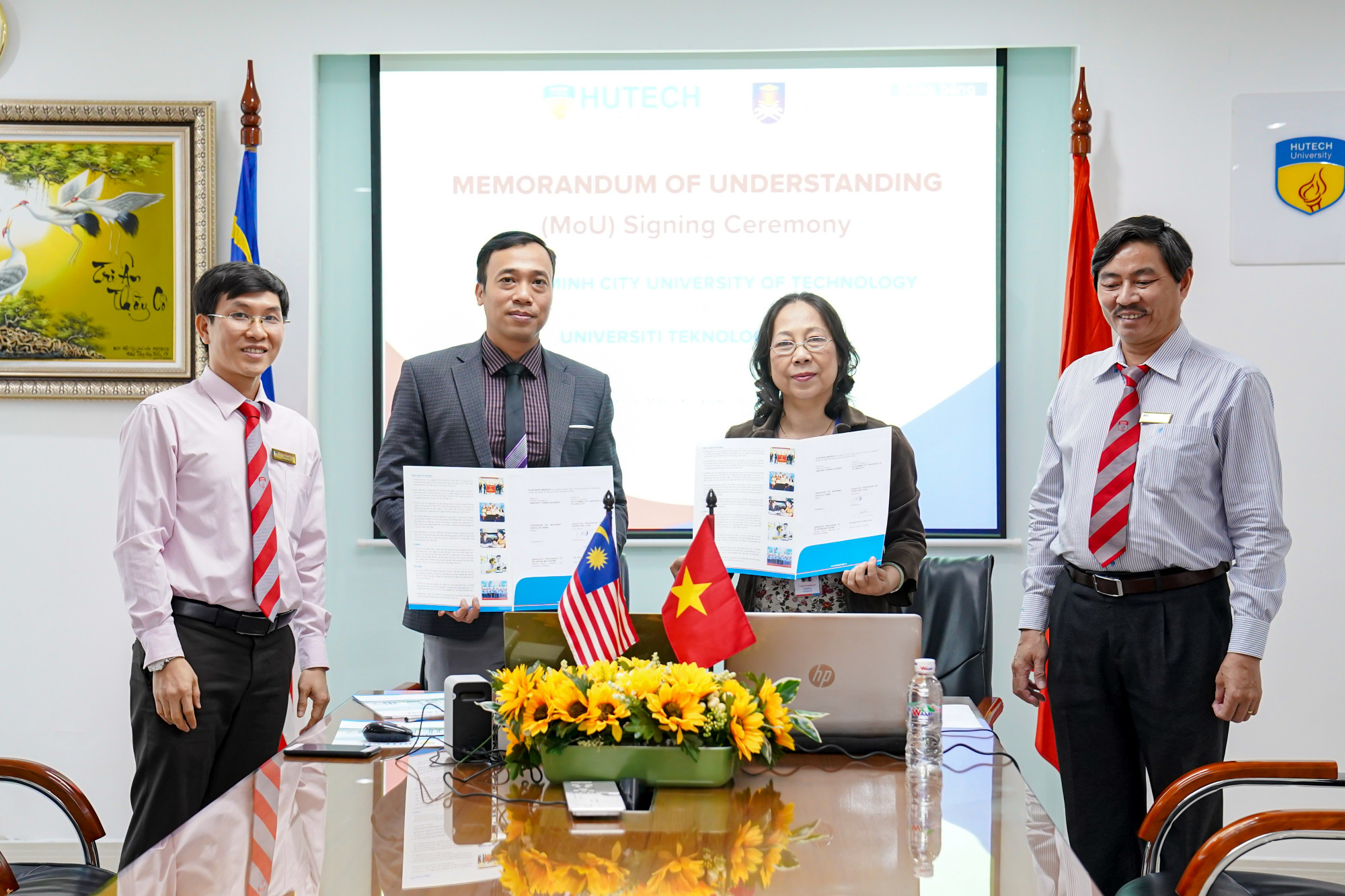 HUTECH k&yacute; kết MOU c&ugrave;ng Đại học Mara (Malaysia) theo h&igrave;nh thức trực tuyến - Ảnh: HUTECH