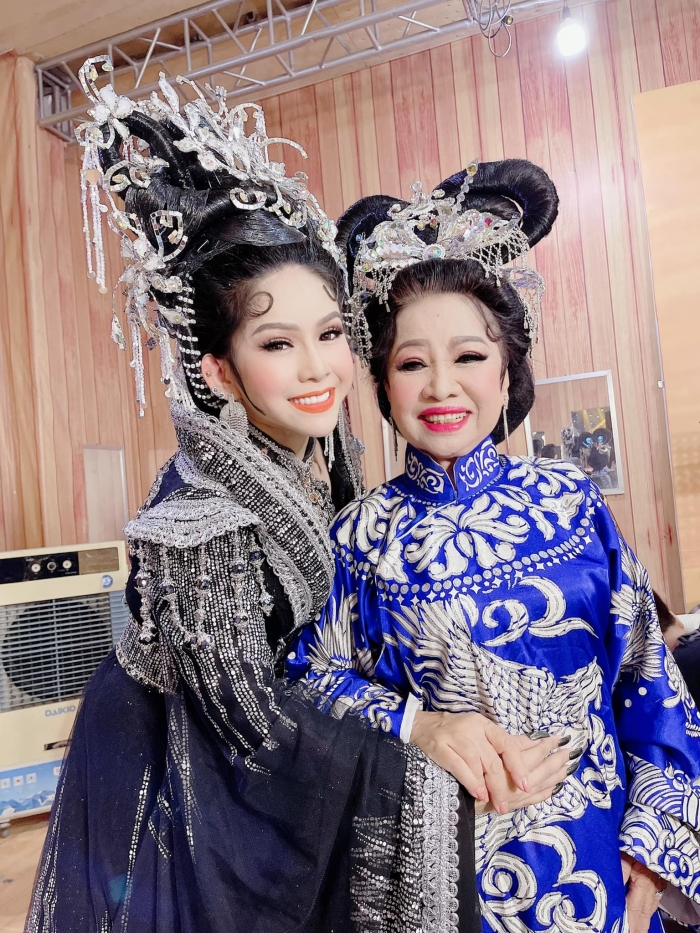 NS B&igrave;nh Tinh v&agrave; mẹ ghi h&igrave;nh cho một chương tr&igrave;nh của Đ&agrave;i truyền h&igrave;nh Đồng Th&aacute;p 