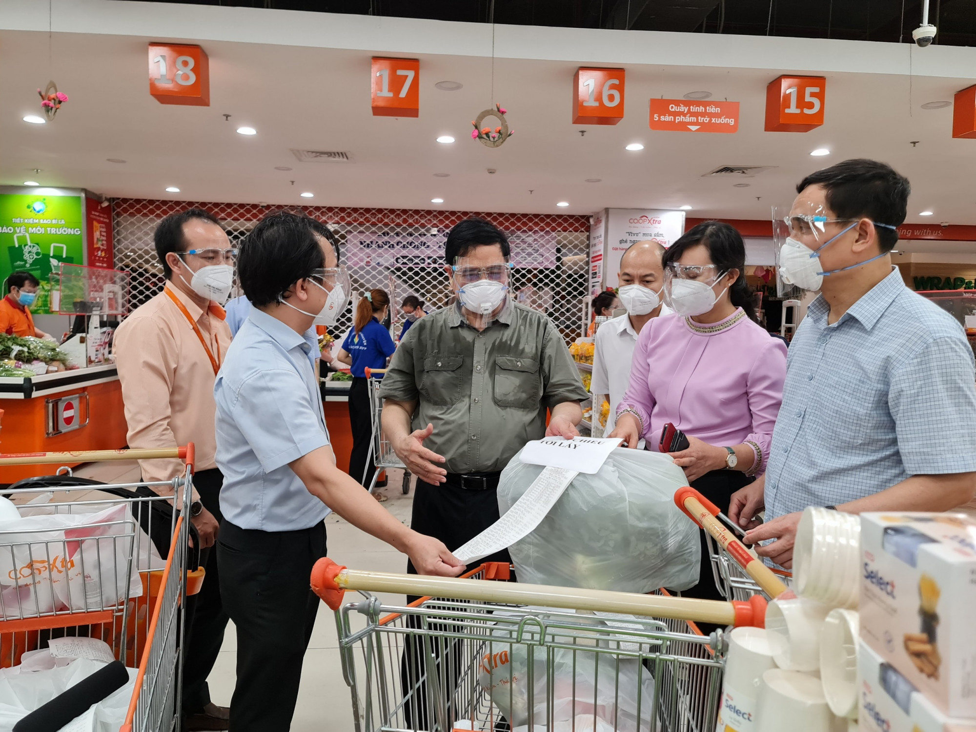 Thủ tướng Pah5m Minh Ch&iacute;nh đ&aacute;nh gi&aacute; cao m&ocirc; h&igrave;nh đi chợ hộ của TPHCM
