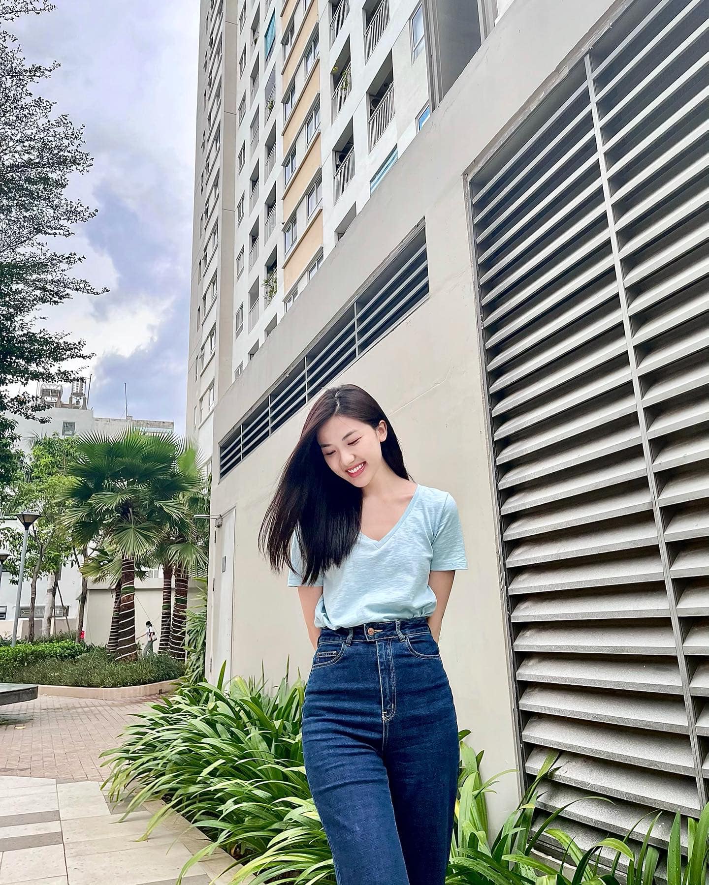 Kh&aacute;c xa với tạo h&igrave;nh tr&ecirc;n phim, ngo&agrave;i đời Lương Thanh sở hữu nhan sắc xinh đẹp, m&aacute;i t&oacute;c d&agrave;i đậm chất &Aacute; Đ&ocirc;ng. D&ugrave; c&ograve;n kh&aacute; trẻ, sinh năm 1996 nhưng c&ocirc; n&agrave;ng l&agrave; gương mặt quen thuộc của m&agrave;n ảnh nhỏ, bỏ t&uacute;i nhiều t&aacute;c phẩm đ&aacute;ng ch&uacute; &yacute; như Gh&eacute;t th&igrave; y&ecirc;u th&ocirc;i, Cả một đời &acirc;n o&aacute;n, Những c&ocirc; g&aacute;i trong th&agrave;nh phố, Hoa hồng tr&ecirc;n ngực tr&aacute;i...