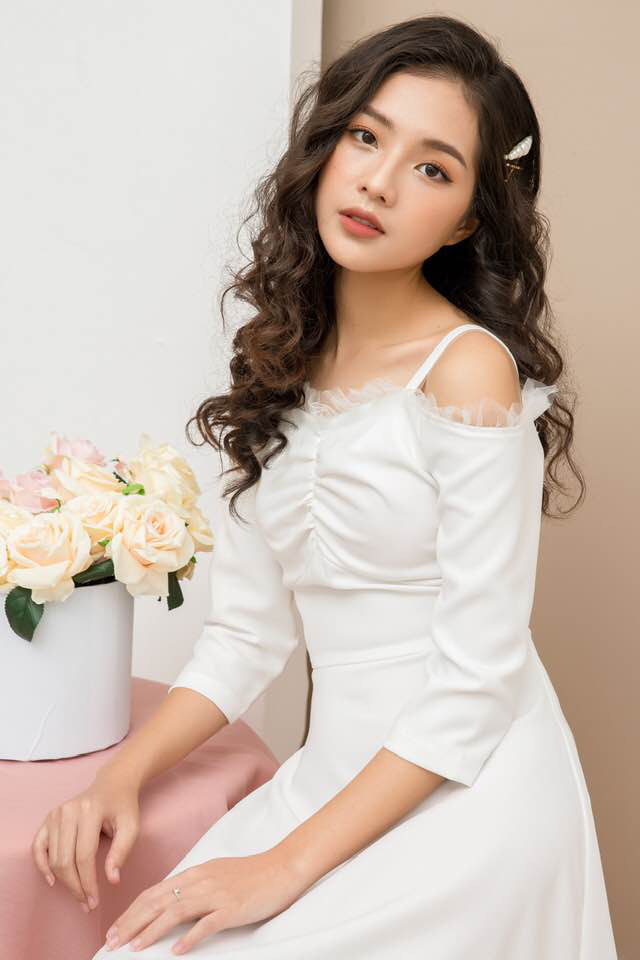 D&ugrave; phần diễn xuất chưa c&oacute; g&igrave; nổi trội nhưng nhan sắc ngọt ng&agrave;o, ph&uacute;c hậu của B&iacute;ch Ngọc nhanh ch&oacute;ng gi&uacute;p c&ocirc; thu h&uacute;t được sự ch&uacute; &yacute;. Với lới thế ngoại h&igrave;nh s&aacute;ng, ngay từ thời sinh vi&ecirc;n, nữ diễn vi&ecirc;n đ&atilde; l&agrave; gương mặt quen thuộc trong c&aacute;c TVC quảng c&aacute;o.