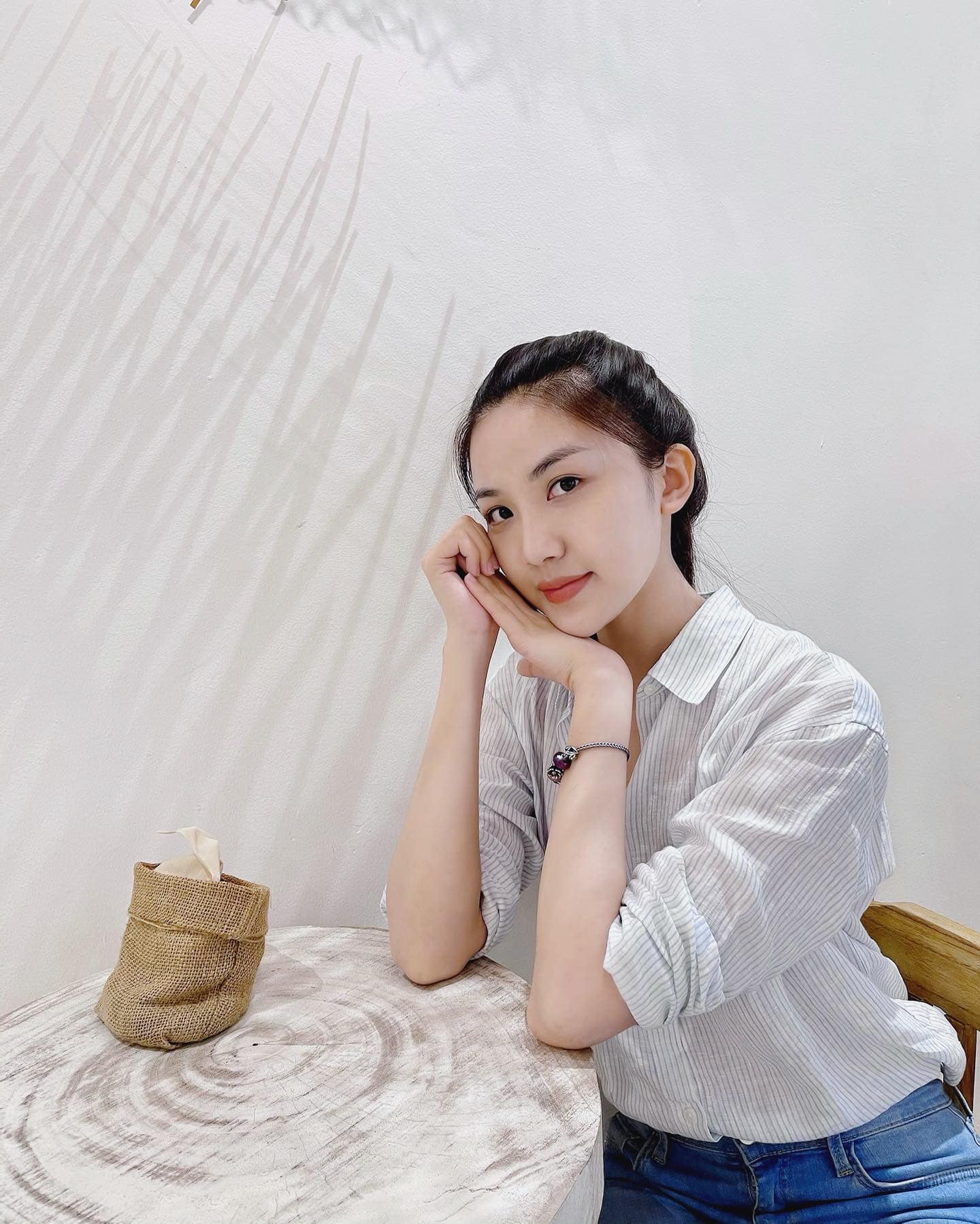 B&ecirc;n cạnh vẻ ngo&agrave;i ăn h&igrave;nh, nữ diễn vi&ecirc;n c&ograve;n g&acirc;y ấn tượng với khả năng nhập vai tự nhi&ecirc;n v&agrave; biểu cảm đa dạng. Được biết, Lương Thanh từng xuất sắc đạt danh hiệu thủ khoa đầu v&agrave;o của trường S&acirc;n khấu - Điện ảnh năm 2014.