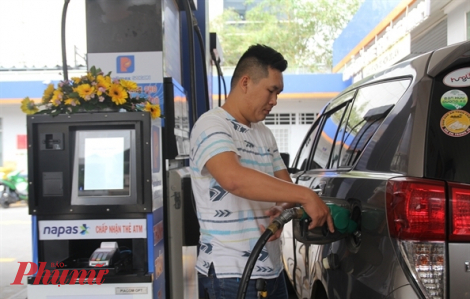 Xăng dầu đồng loạt giảm từ chiều nay (26/8). Ảnh: Quốc Th&aacute;i