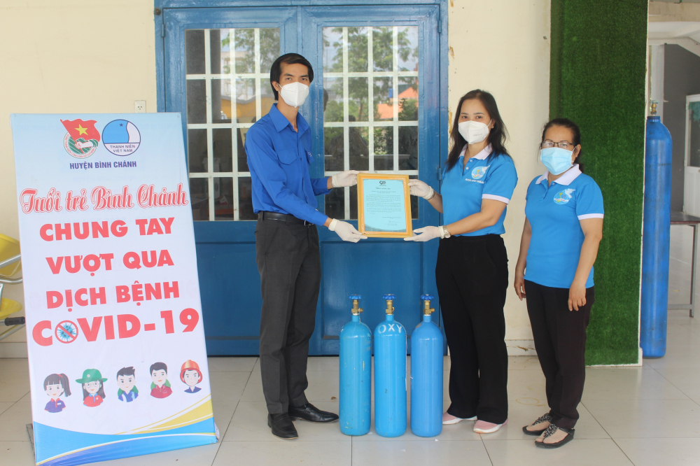 B&agrave; Huỳnh Thị Kim &Acirc;n-Chủ tịch Hội LHPN H. B&igrave;nh Ch&aacute;nh trao kinh ph&iacute; cho trạm ATM oxy của huyện 