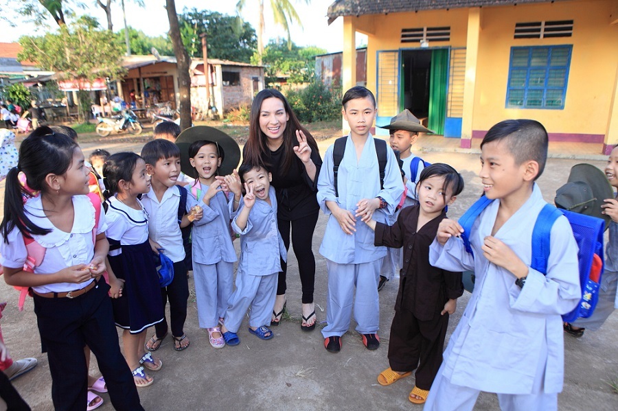 Phi Nhung l&agrave; mẹ nu&ocirc;i của 23 đứa trẻ