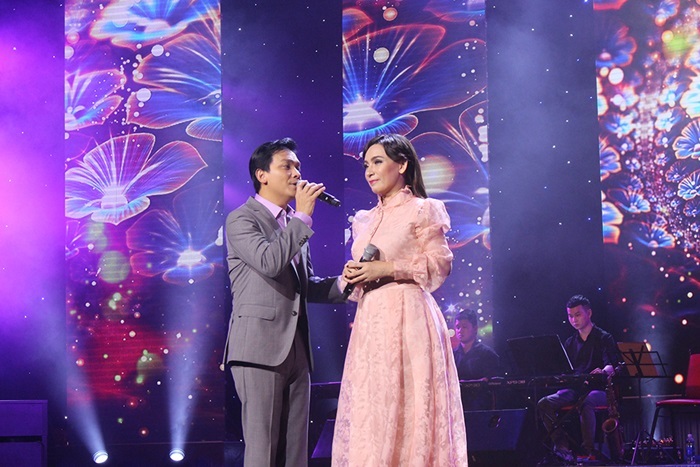 Phi Nhung v&agrave; Mạnh Quỳnh l&agrave; một trong những đ&ocirc;i song ca ăn &yacute; h&agrave;ng đầu