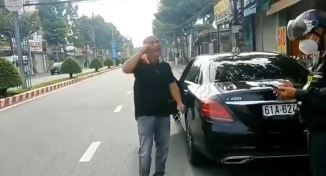 Đối tượng li&ecirc;n tục bu&ocirc;ng những lời lẽ th&ocirc; tục với lực lượng v&agrave; doạ giết cả gia đ&igrave;nh chiến sĩ cơ động