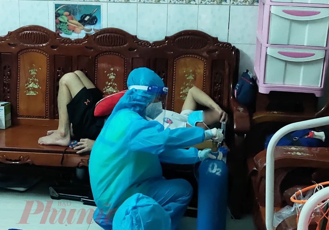 Nh&acirc;n vi&ecirc;n y tế quận 11 chăm s&oacute;c F0 tại nh&agrave;
