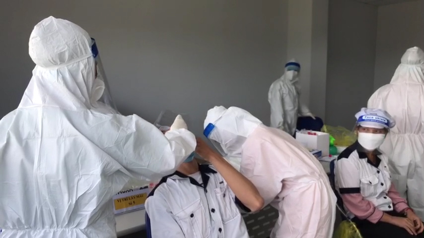H&agrave;ng ngh&igrave;n c&ocirc;ng nh&acirc;n trong KCN được x&eacute;t nghiệm COVID - 19