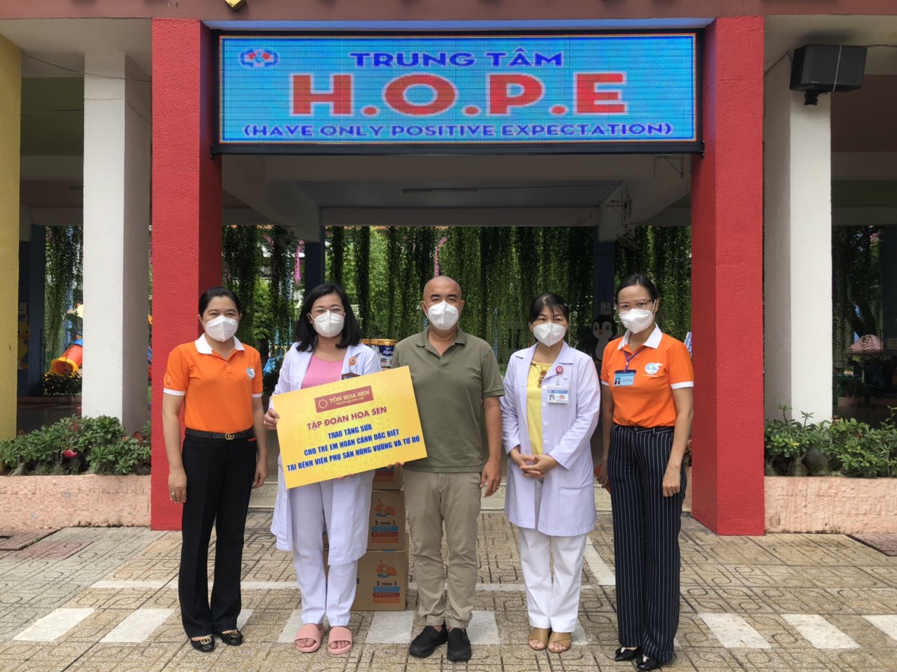 Hội LHPN TPHCM c&ugrave;ng nghệ sĩ Quốc Thuận tặng sữa cho trẻ sơ sinh 