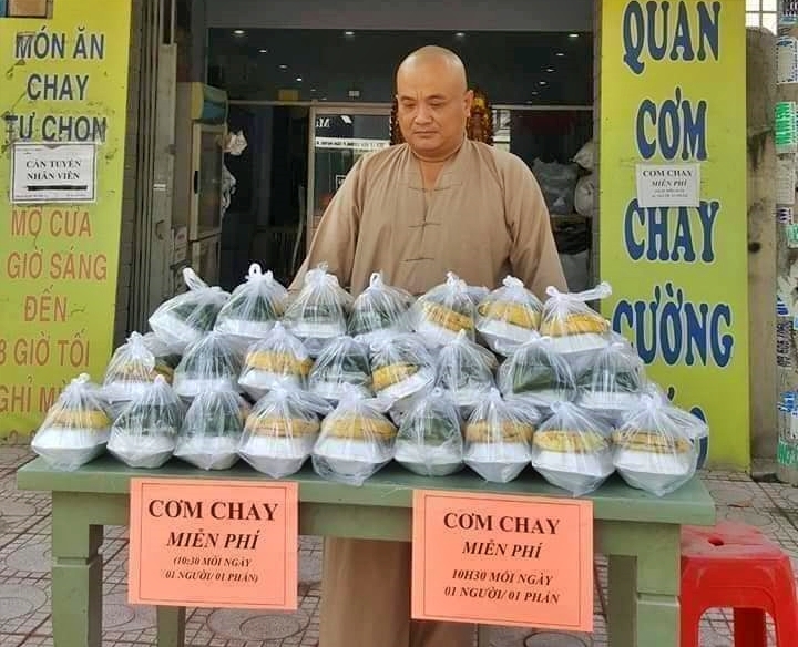 Anh Cường nổi tiếng về đam m&ecirc; l&agrave;m từ thiện, l&uacute;c sinh thời, anh thường tặng cơm chay cho người ngh&egrave;o