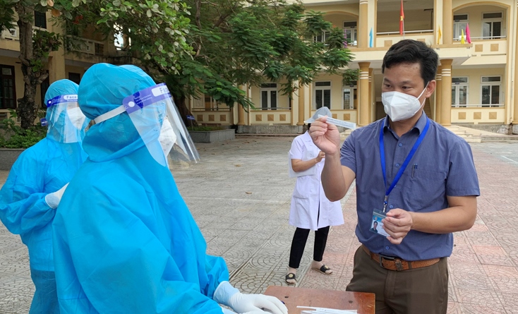 C&aacute;n bộ Viện Pasteur Nha Trang  hướng dẫn l&agrave;m x&eacute;t nghiệm nhanh