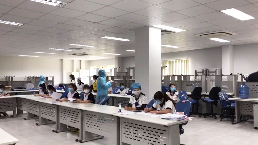 C&ocirc;ng nh&acirc;n c&ocirc;ng ty Hoya Lens khai b&aacute;o y tế