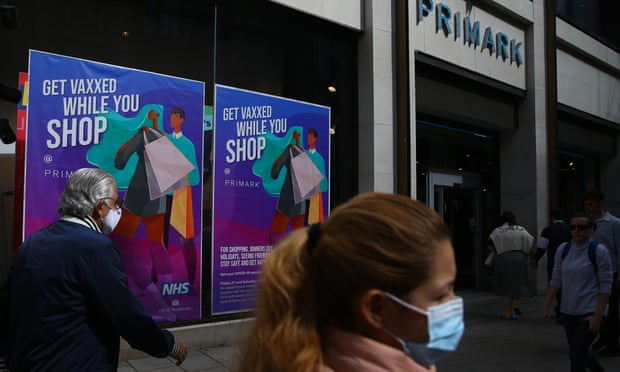 Điểm ti&ecirc;m chủng vắc xin cho người d&acirc;n tr&ecirc;n phố Oxford, London.
