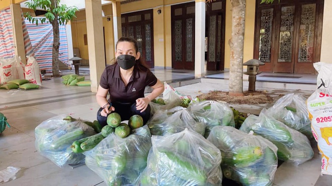 Ca sĩ Phi Nhung l&agrave;m việc cho một bếp ăn từ thi&ecirc;n v&agrave; từng tiếp x&uacute;c với F0 