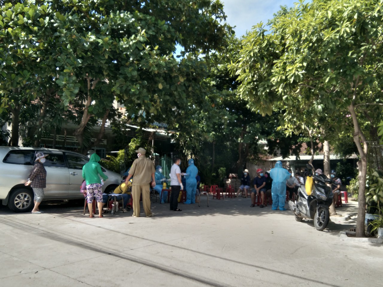 Nh&acirc;n vi&ecirc;n y tết TP Tuy H&ograve;a (Ph&uacute; Y&ecirc;n) x&eacute;t nghiệm SARS-CoV-2