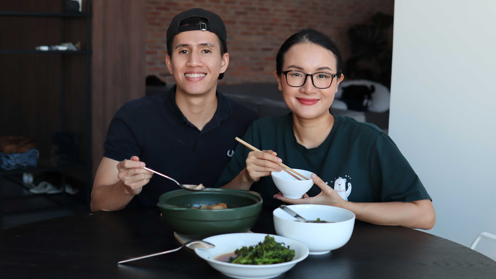 Anh Minh Trị v&agrave;o bếp nấu ăn cho vợ