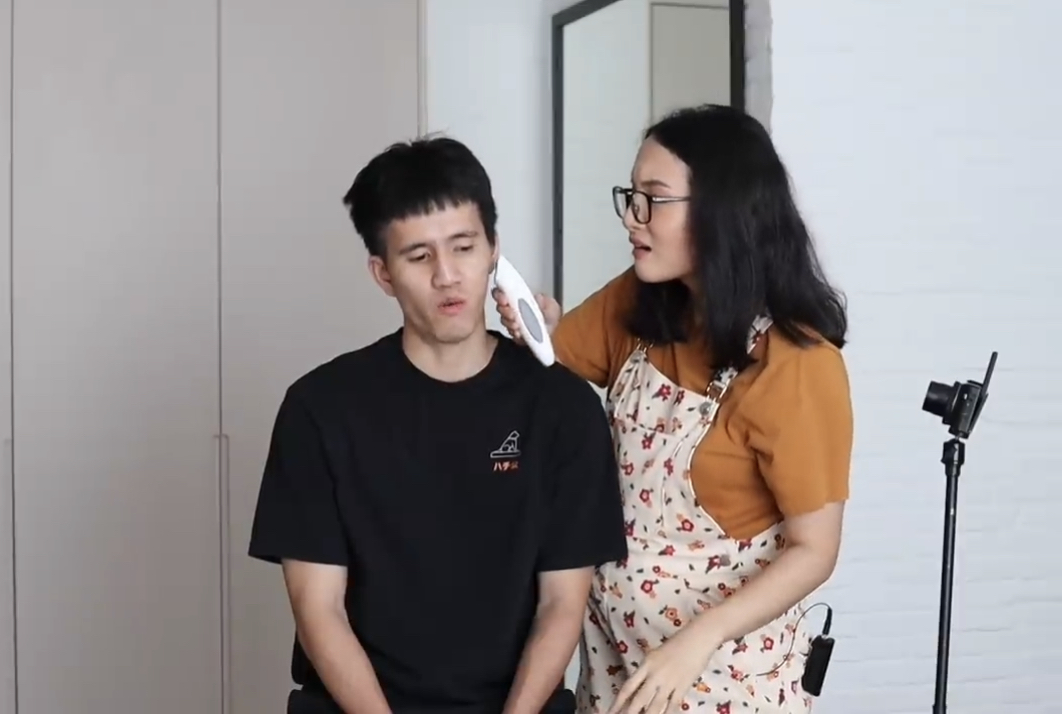 Chị Giang hớt t&oacute;c cho chồng. Anh Trị lo sợ tay nghề của vợ nhưng cuối c&ugrave;ng vẫn c&oacute; được m&aacute;i t&oacute;c tr&ocirc;ng kh&aacute; ổn.