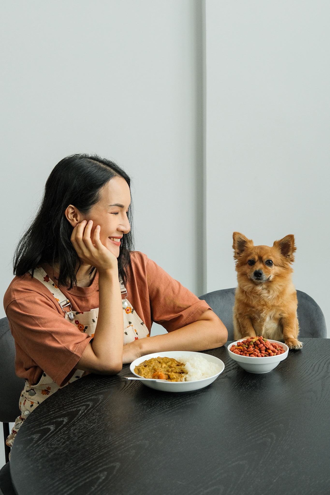 Hai vợ chồng chị nu&ocirc;i ch&oacute; v&agrave; m&egrave;o để bầu bạn
