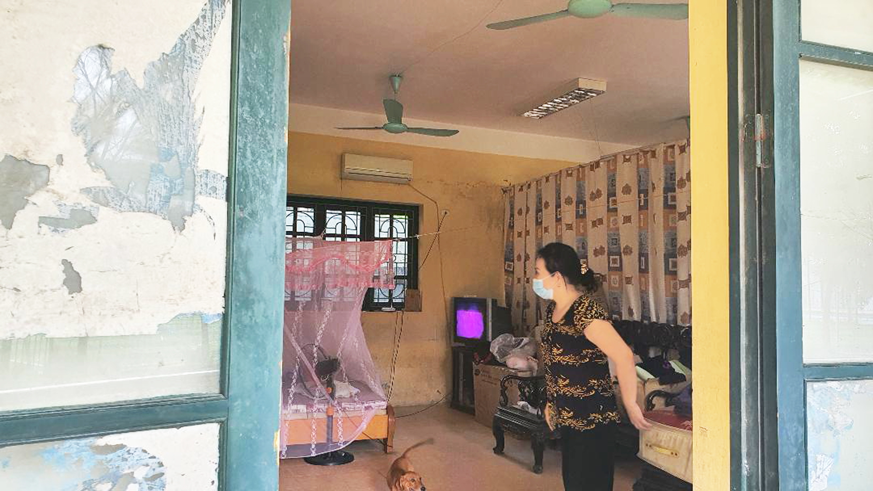 Từ năm 2013, gia đ&igrave;nh b&agrave; Ng&ocirc; Thị Anh Thư buộc l&ograve;ng phải &ldquo;chiếm dụng&rdquo; ba ph&ograve;ng học trong Trường THPT d&acirc;n lập Phương Nam để l&agrave;m nơi ăn ở, sinh hoạt nhằm g&acirc;y &aacute;p lực để đ&ograve;i lại tiền