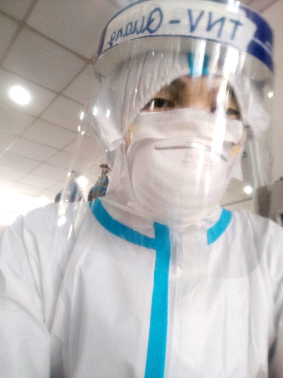 Anh N.M.Q. sau khi khỏi bệnh đ&atilde; quay trở lại l&agrave;m  t&igrave;nh nguyện vi&ecirc;n chăm s&oacute;c người mắc COVID-19  tại Bệnh viện thu dung D&atilde; chiến số 3