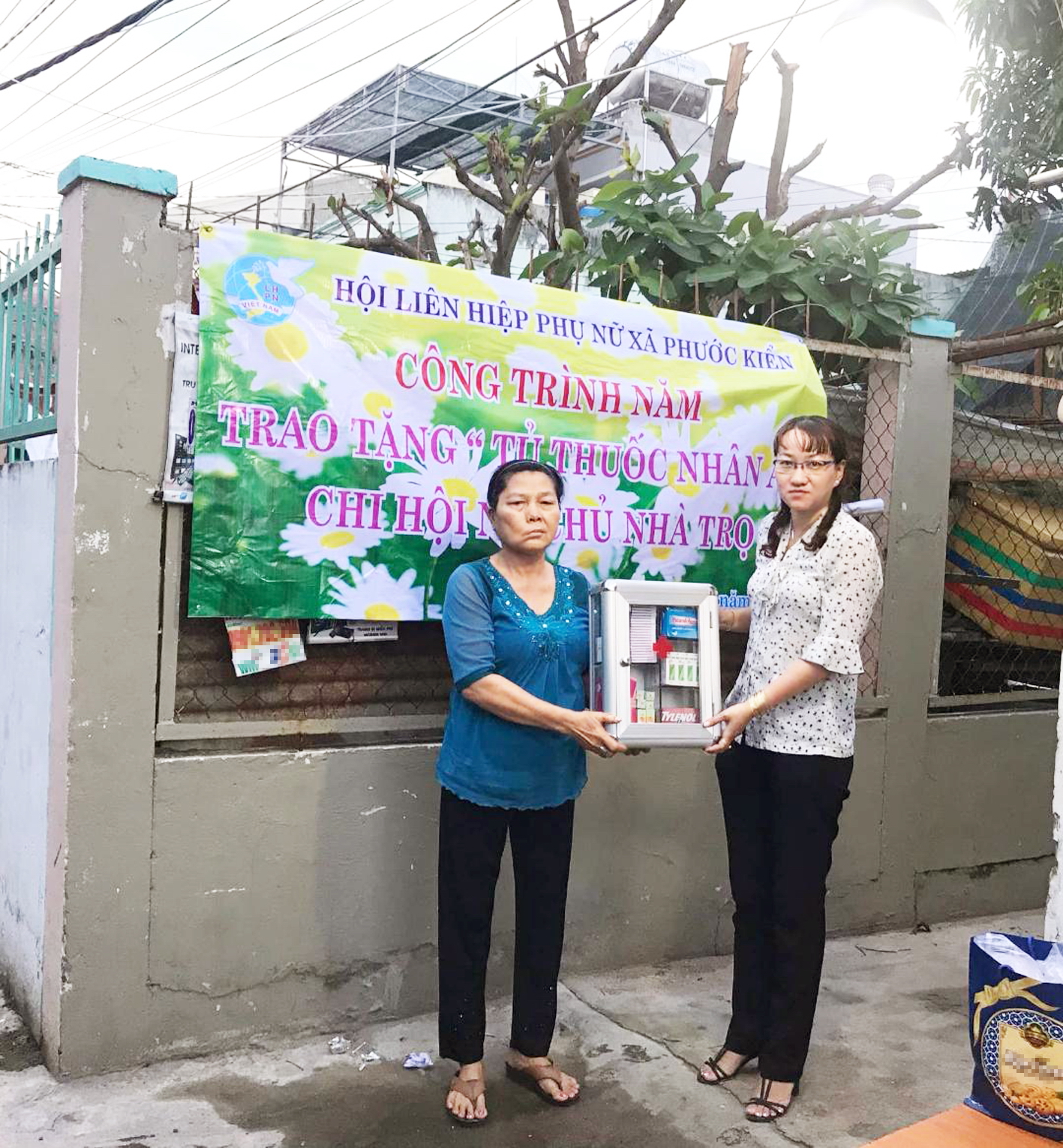 Từ trước khi dịch COVID-19 xảy ra, c&ocirc; Ch&iacute;nh (tr&aacute;i) đ&atilde; c&ugrave;ng Hội LHPN x&atilde; Phước Kiển thực hiện nhiều hoạt động an sinh x&atilde; hội