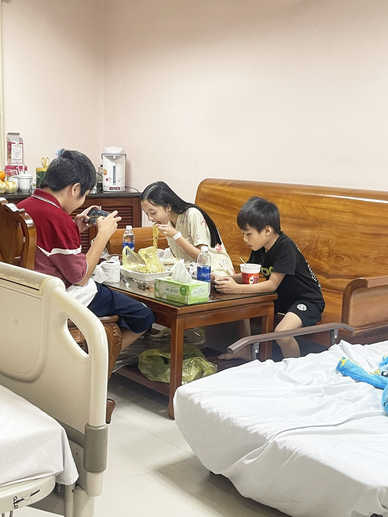 C&aacute;c con ch&aacute;u b&agrave; H. khi được c&aacute;ch ly điều trị tại Bệnh viện Đa khoa Hồng Đức  - ẢNH: GIA Đ&Igrave;NH CUNG CẤP