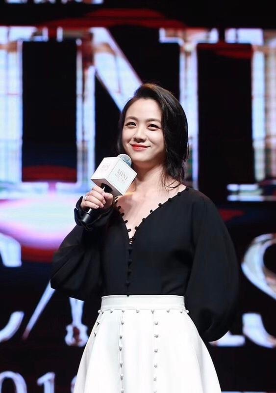 Kh&aacute;c xa với sự quyết liệt, sống chết với vai diễn tr&ecirc;n m&agrave;n ảnh, ngo&agrave;i đời Thang Duy y&ecirc;u th&iacute;ch cuộc sống trầm lặng. C&ocirc; kh&ocirc;ng qu&aacute; cầu kỳ về c&aacute;ch ăn mặc, ưa chuộng những bộ quần &aacute;o giản đơn.