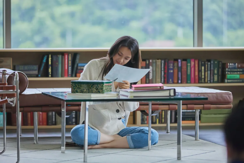 Trong b&agrave;i phỏng vấn mới đ&acirc;y, nữ diễn vi&ecirc;n cho biết vợ chồng c&ocirc; đ&atilde; chuyển về sinh sống ở ng&ocirc;i l&agrave;ng nhỏ, với chỉ khoảng 80 hộ gia đ&igrave;nh tại H&agrave;n Quốc, từ năm 2020. Cả hai c&ograve;n c&ugrave;ng nhau l&agrave;m vườn, trồng bắp, dưa hấu, b&iacute; đỏ&hellip; như những người l&agrave;m n&ocirc;ng thứ thiệt.