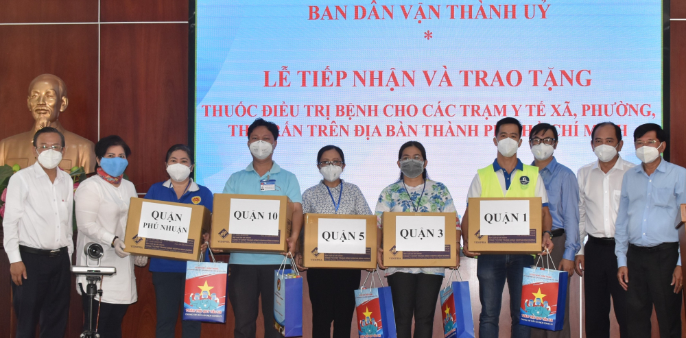 Ban D&acirc;n vận Th&agrave;nh ủy TPHCM đ&atilde; tiếp nhận v&agrave; trao tặng 10.320 t&uacute;i thuốc điều trị bệnh trị gi&aacute; hơn 1,5 tỷ đồng cho c&aacute;c trạm y tế x&atilde;, phường, thị trấn tr&ecirc;n địa b&agrave;n TPHCM